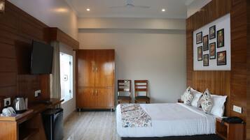 Suite, Balcony, River View | Individually furnished, desk, laptop workspace, soundproofing