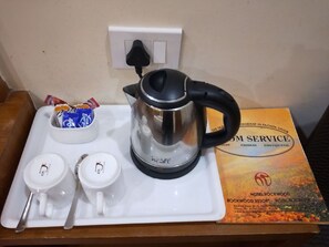 Suite, balcon, vue fleuve | Restauration dans la chambre