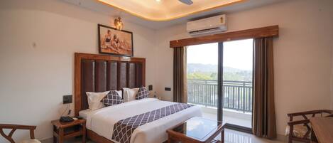 Desk, laptop workspace, soundproofing, rollaway beds (surcharge)