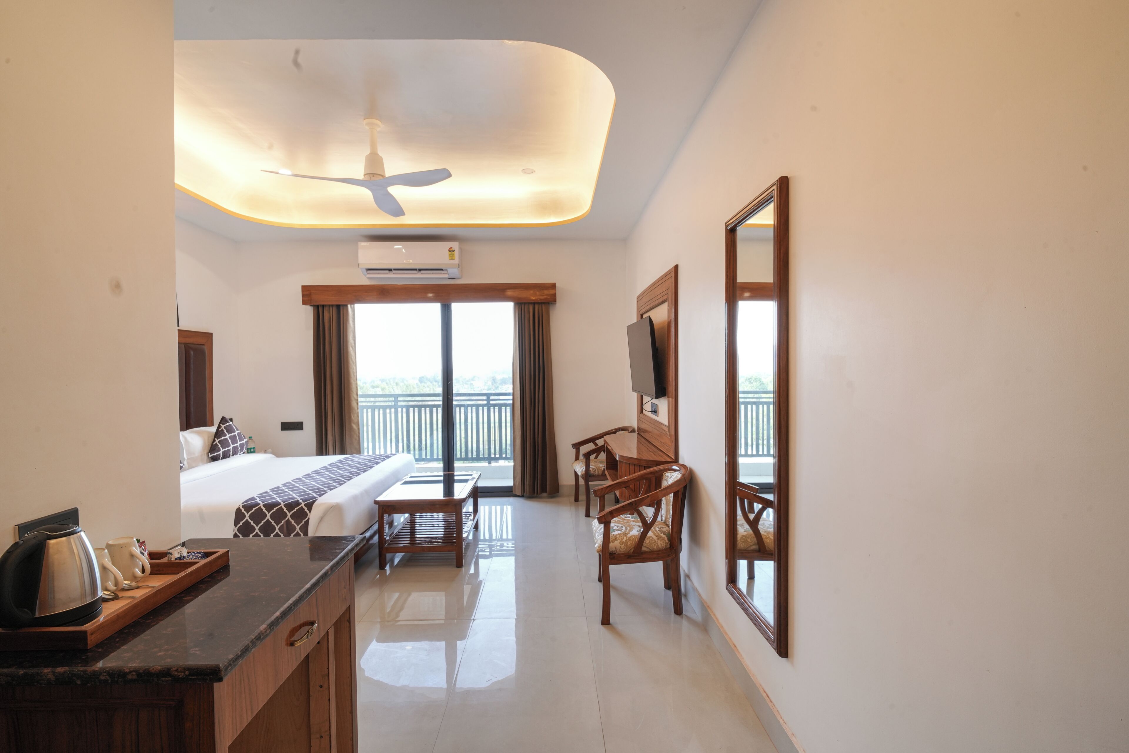 Superior-huone, parveke, jokinäköala | Yksilöllisesti kalustettu, työpöytä