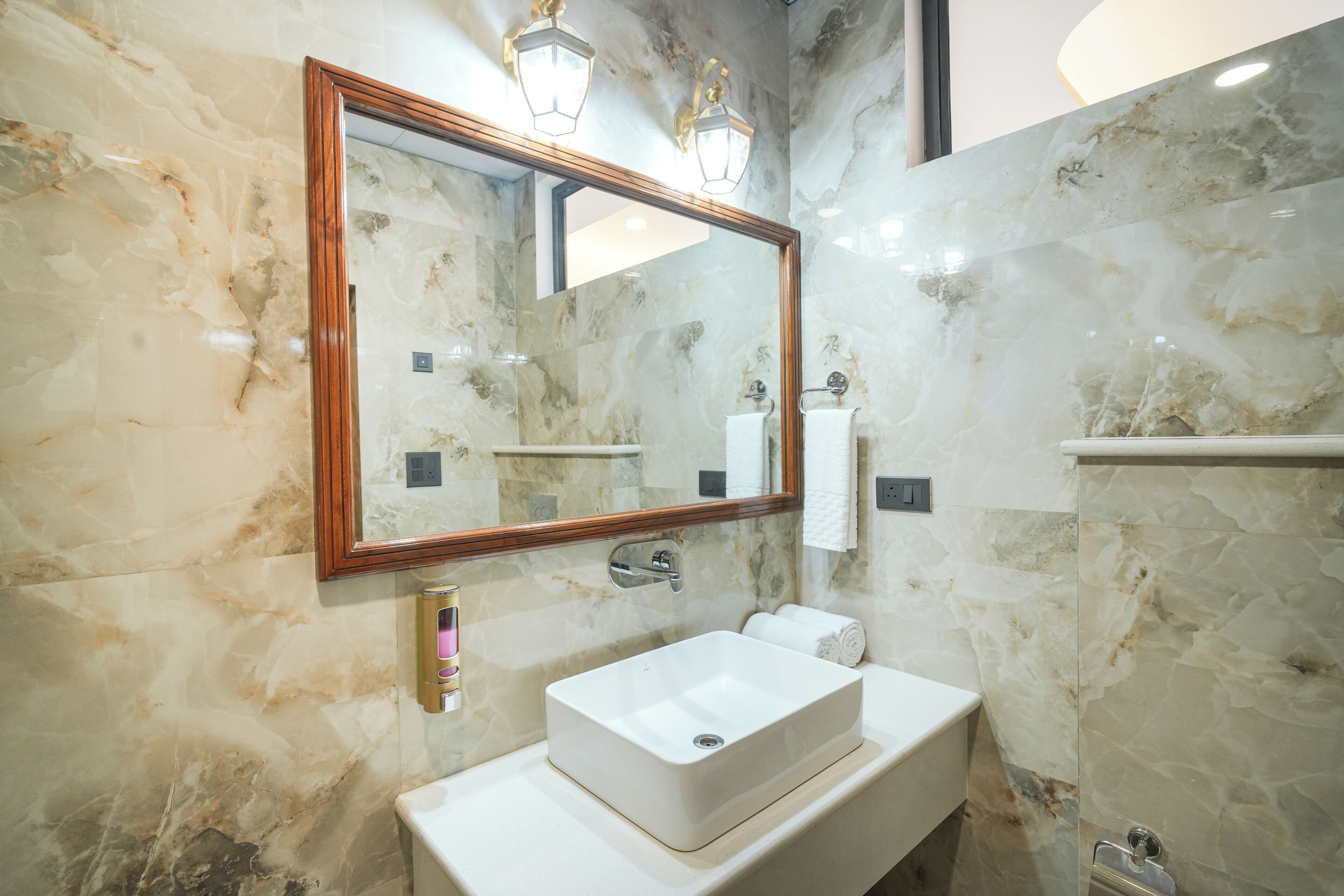 Een douche, gratis toiletartikelen, een haardroger, pantoffels