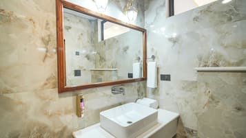 Een douche, gratis toiletartikelen, een haardroger, pantoffels