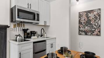 Micro-ondes, plaque de cuisson, cafetiĂšre/bouilloire, tables Ă  manger