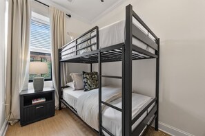 3 chambres, bureau, fer et planche à repasser, lit parapluie