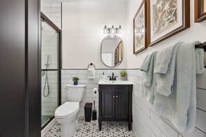 Sèche-cheveux, serviettes fournies