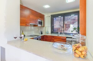 Réfrigérateur, four à micro-ondes, un four, surface de cuisson