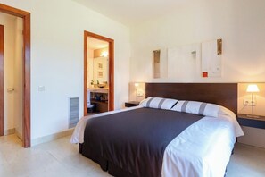 3 bedrooms, in-room safe, iron/ironing board, free WiFi