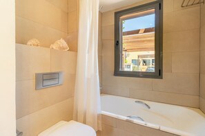 Shower, hair dryer, bidet, towels - Casa Bonmont Miami Platja (Bonmont Terres Noves)