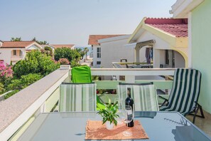 Standaard appartement, balkon, gedeeltelijk uitzicht op zee | Terras