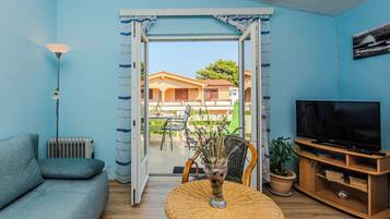 Standard-Apartment, Balkon, eingeschränkter Meerblick | Wohnbereich