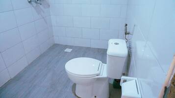 Dusche, Bidet, Handtücher, Seife