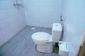 Douche, bidet, serviettes fournies, savon