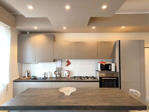 ثلاجة، ميكروويف، فرن، موقد طهي مسطح