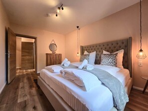 3 bedrooms, free WiFi, bed sheets - Alpha Apartments: 3BR Lounge Suite, Central for 6P (Dortmund)