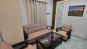 Deluxe Double Room, City View | Makan dalam bilik