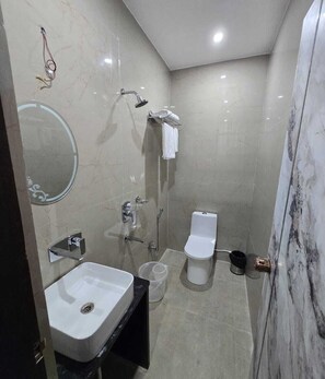 Deluxe Double Room, City View | Bathroom