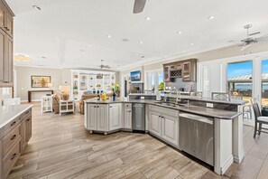 Kylskåp, mikrovågsugn, ugn och spishäll