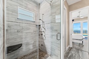 シャワー、ヘアドライヤー、タオル
