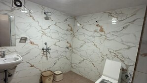 Een badkamer met een wastafel, toilet en douche.
