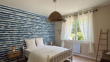 4 bedrooms, iron/ironing board, WiFi, bed sheets