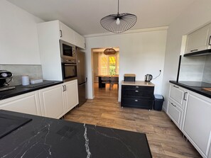 Køleskab, mikrobølgeovn, ovn, kogeplade