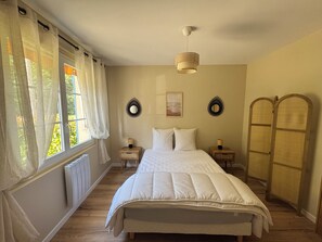 4 bedrooms, iron/ironing board, WiFi, bed sheets