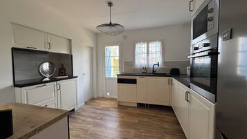 Refrigerador, microondas, horno y parrilla de estufa