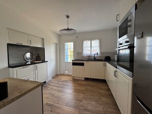 Geladeira, micro-ondas, fogão, cooktop