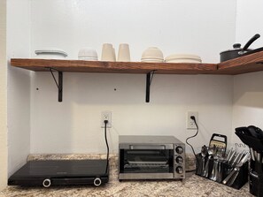 Réfrigérateur, micro-ondes, plaque de cuisson