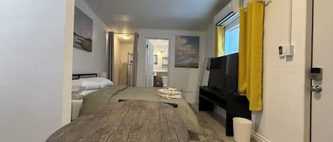 Iron/ironing board, free WiFi, bed sheets