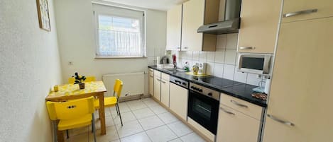 Geladeira, micro-ondas, cooktop, lava-louças