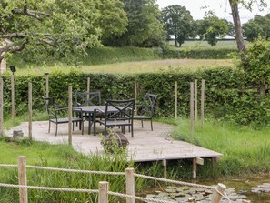 Outdoor dining - Little Acorn Cottage (Ledbury)