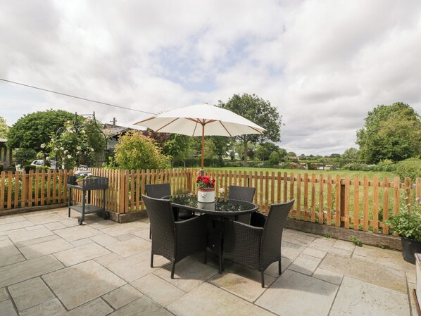 Outdoor dining - Little Acorn Cottage (Ledbury)