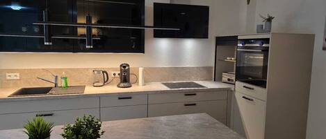 Fridge, oven, stovetop, dishwasher