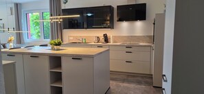 Een koelkast, een oven, een kookplaat, een vaatwasser