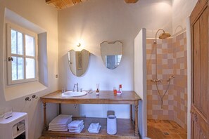 Classic Double Room, Ensuite, Courtyard View (Classique jaune ) | Bathroom - Mas Cicada (Paradou)