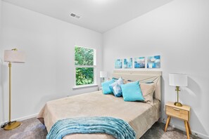 3 slaapkamers, een strijkplank/strijkijzer, gratis wifi, beddengoed