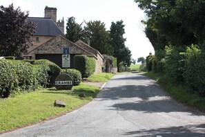 Cottage | Property grounds - Apple Tree Cottage (York)