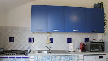 Microwave, oven, stovetop, coffee/tea maker