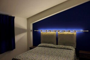 Tabla de planchar con plancha, wifi gratis y ropa de cama