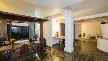 Suite, balcon, vue lac | Chambres insonorisées, fer et planche à repasser, Wi-Fi gratuit