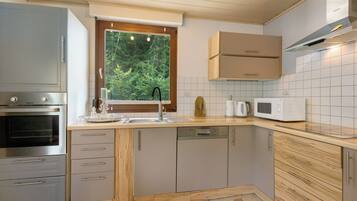 Een koelkast, een magnetron, een oven, een kookplaat