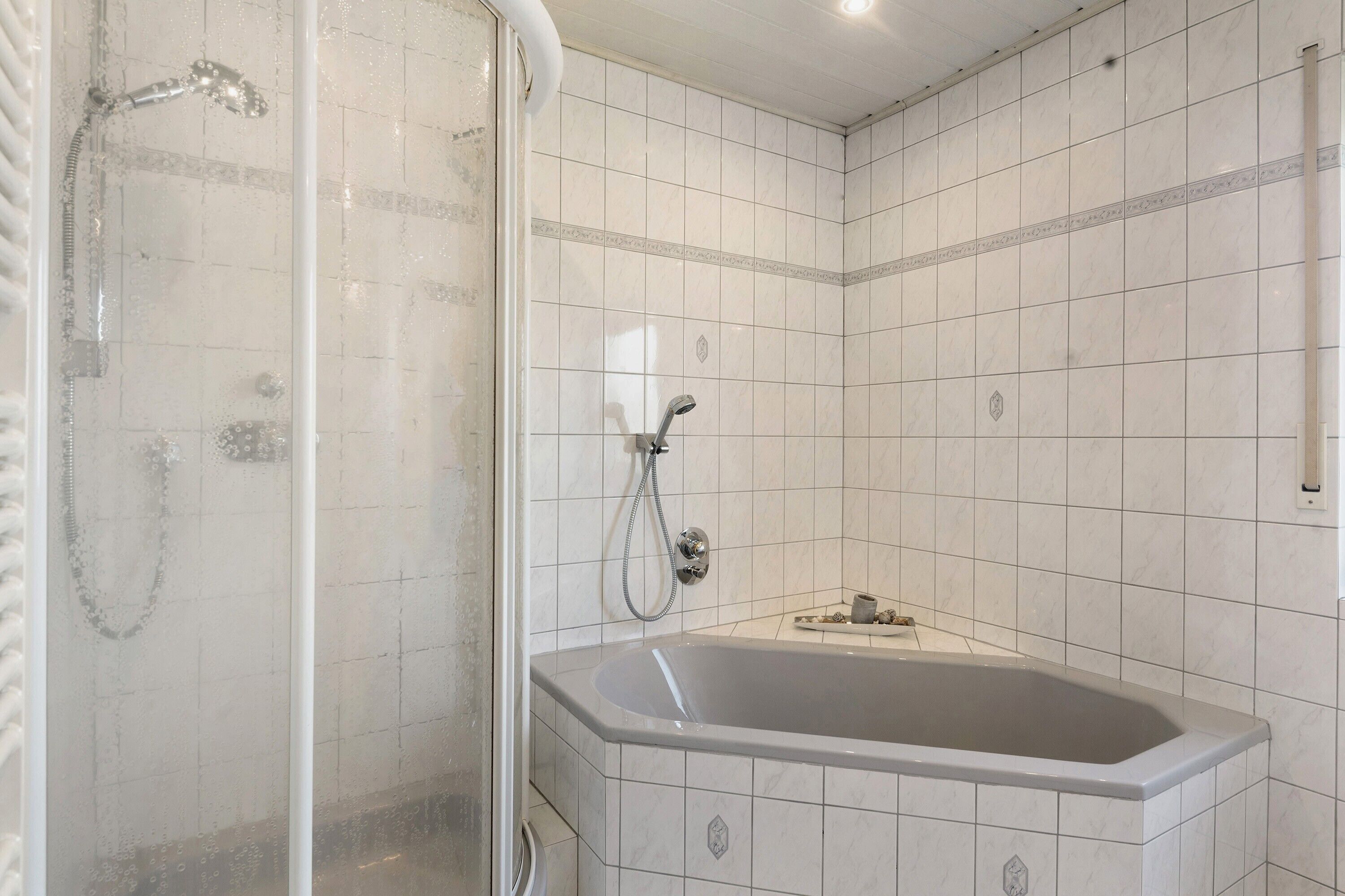 Douche, articles de toilette (gratuits), serviettes fournies