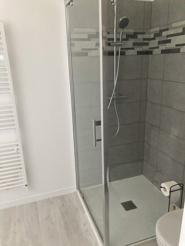 石鹸、トイレットペーパー