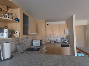 Kylskåp, mikrovågsugn, ugn och spishäll