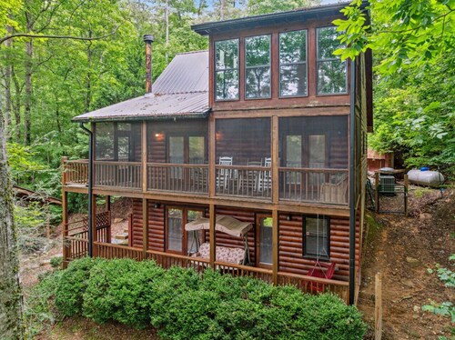 Creekside Cabin w/ Hot Tub & Decks