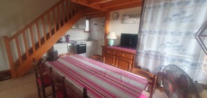 3 habitaciones y tabla de planchar con plancha