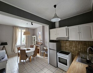 Kühlschrank, Mikrowelle, Ofen, Geschirrspüler