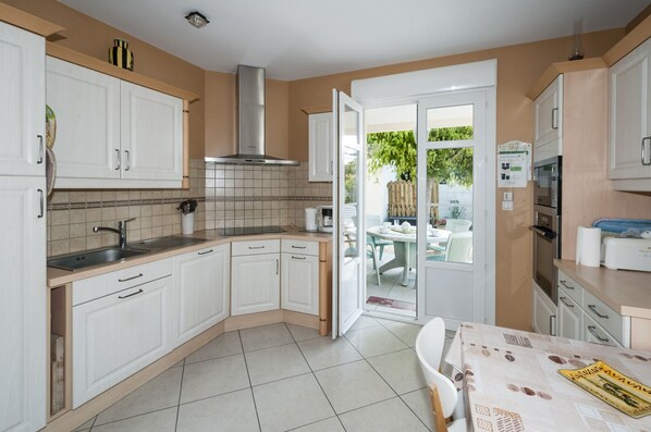 Kühlschrank, Mikrowelle, Ofen, Herdplatte