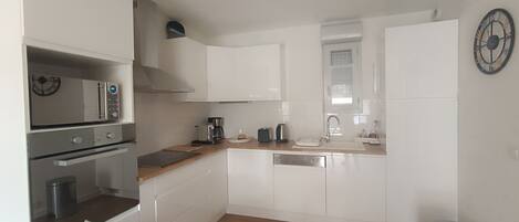 Geladeira, micro-ondas, fogão, cooktop